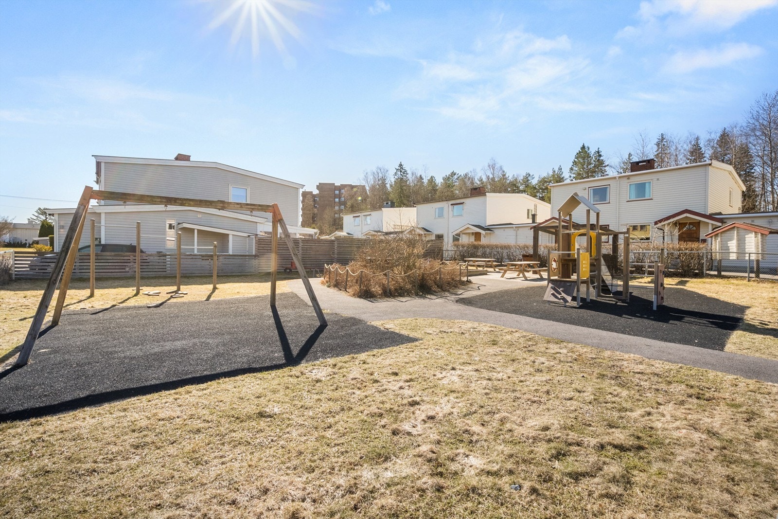 Rett utenfor døren ligger en opparbeidet lekeplass, et naturlig samlingspunkt i nabolaget. Galleribilde