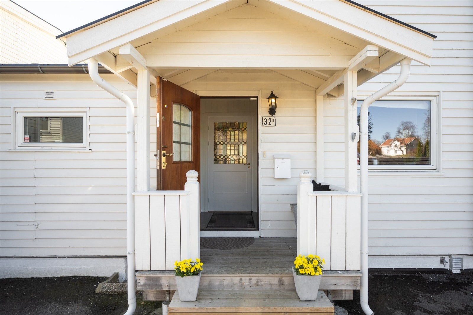 Overbygget inngangsparti som ønsker deg velkommen hjem. Foto: Martine Eren Jacobsen Galleribilde