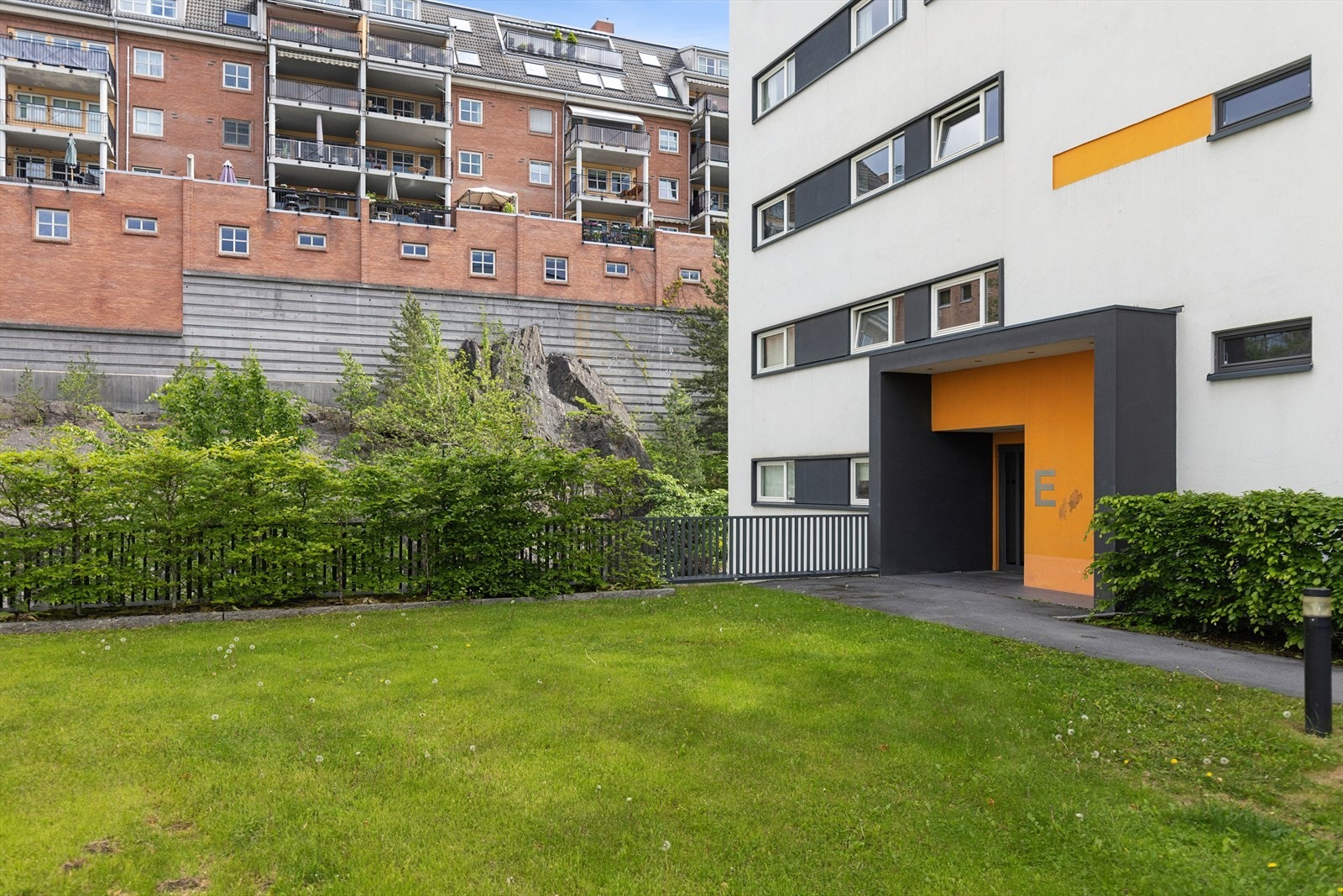 Pent og ryddig inngangsparti i grønne omgivelser/heis direkte opp til leil. fra garasjekjeller Galleribilde