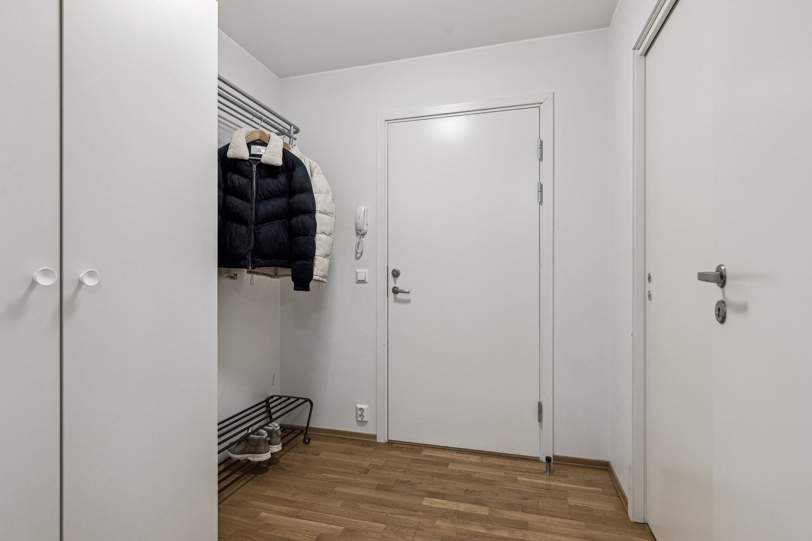 Romslig gang med garderobe og stor bod Galleribilde