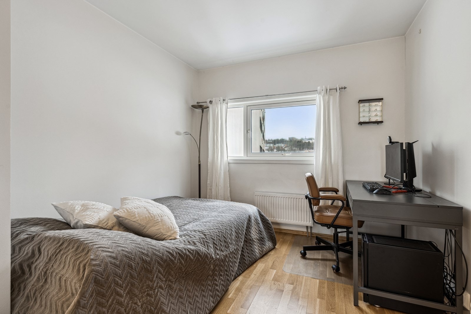 Hovedsoverom med to, store skyvedørsgarderober Galleribilde