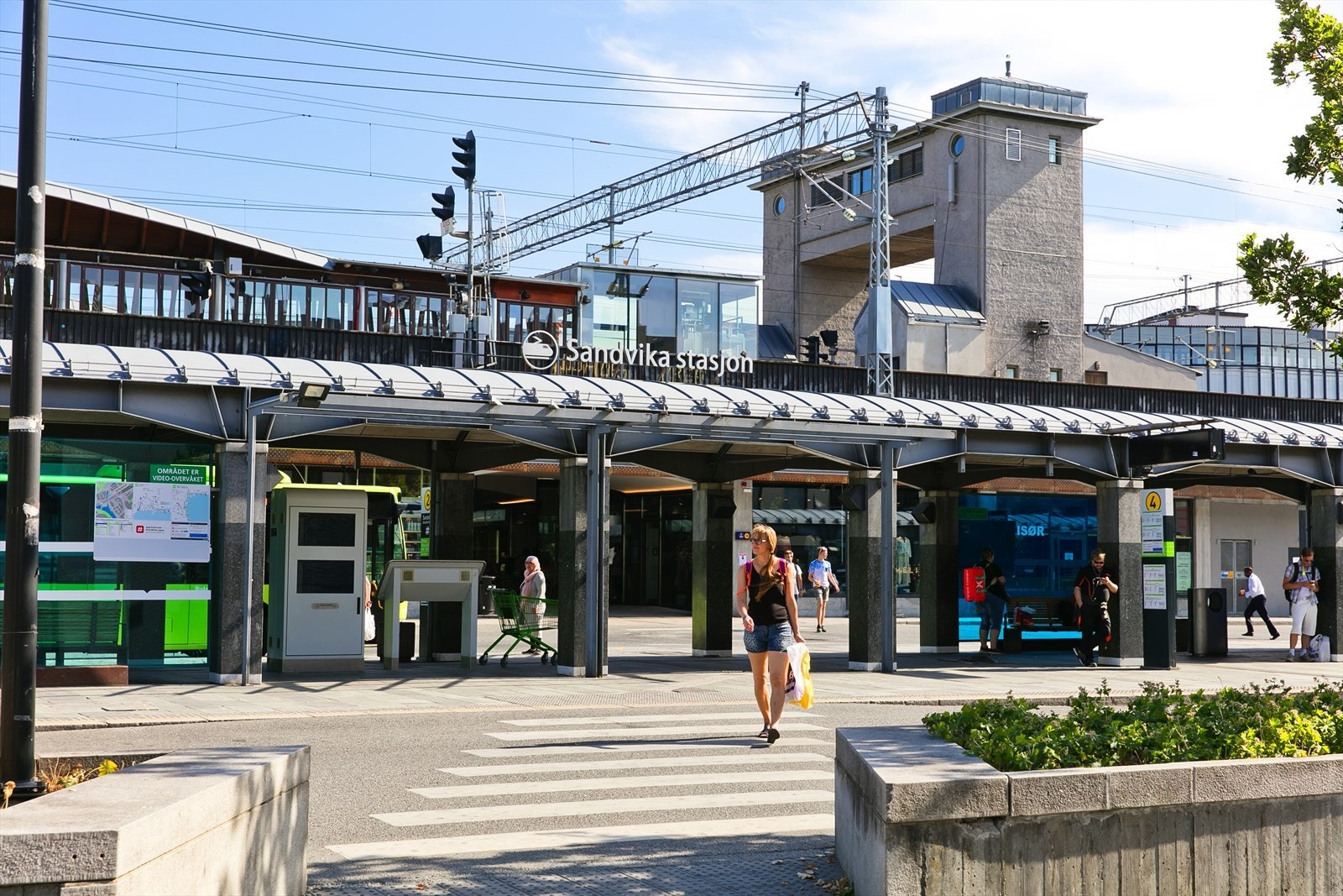Det er kort vei å gå til Sandvika sentralstasjon, herfra er du i Oslo på 11 minutter Galleribilde
