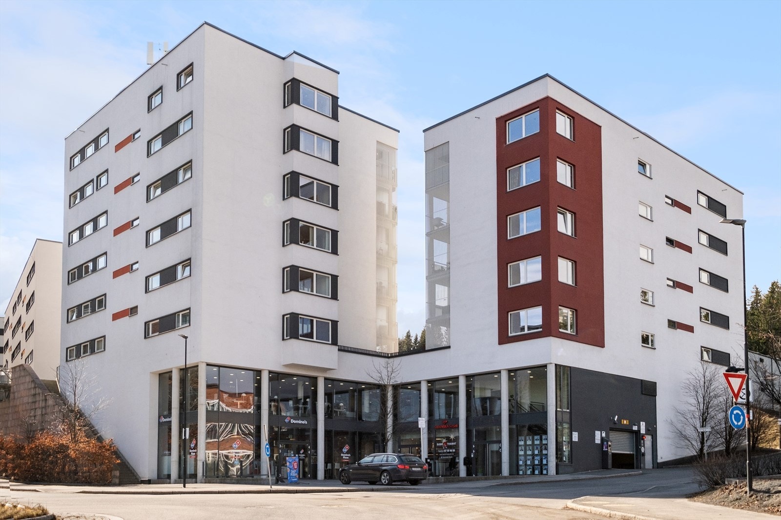 Det er enkel adkomst med gratis gjesteparkering til høyre for bygget Galleribilde
