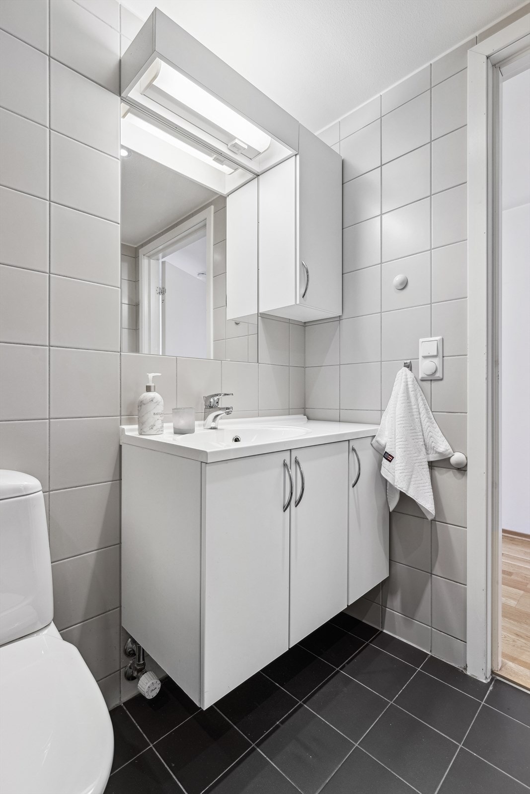 Det er vannbåren gulvvarme og downlights i taket Galleribilde
