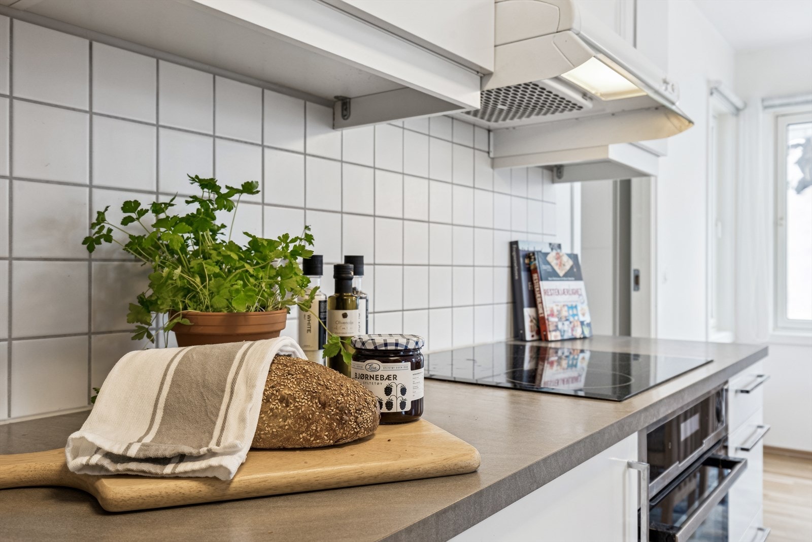 Benkeplater i praktisk laminat og fliser på veggen Galleribilde