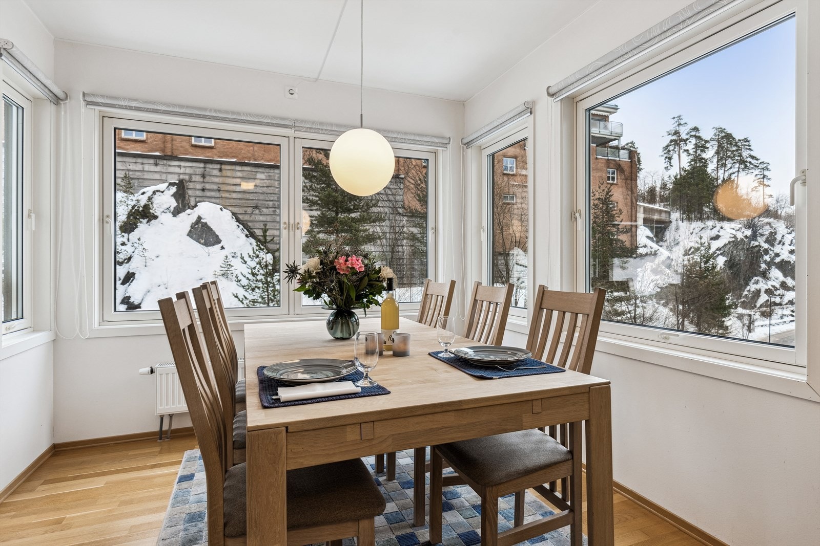 Spisestuen har flotte lysforhold og fin utsikt Galleribilde