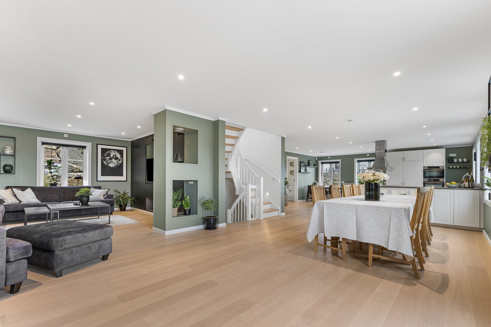 Romslig og fin stue i hovedplan med åpen kjøkkenløsning Galleribilde