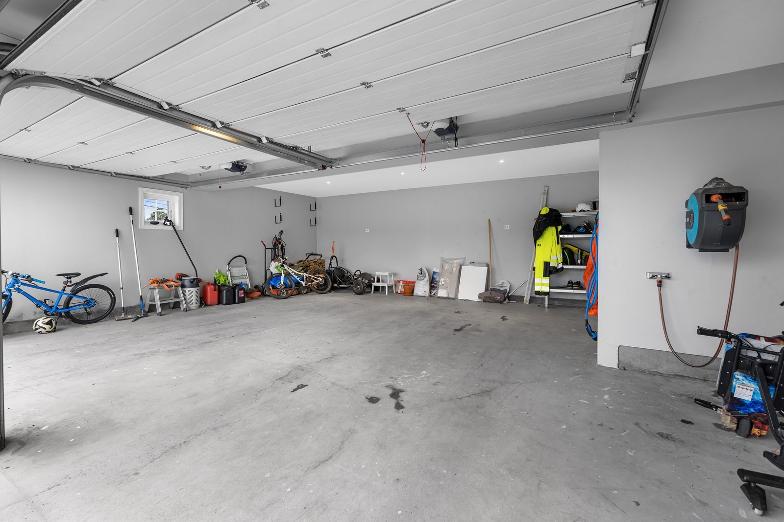 Romslig dobbel garasje med vannbåren gulvvarme Galleribilde