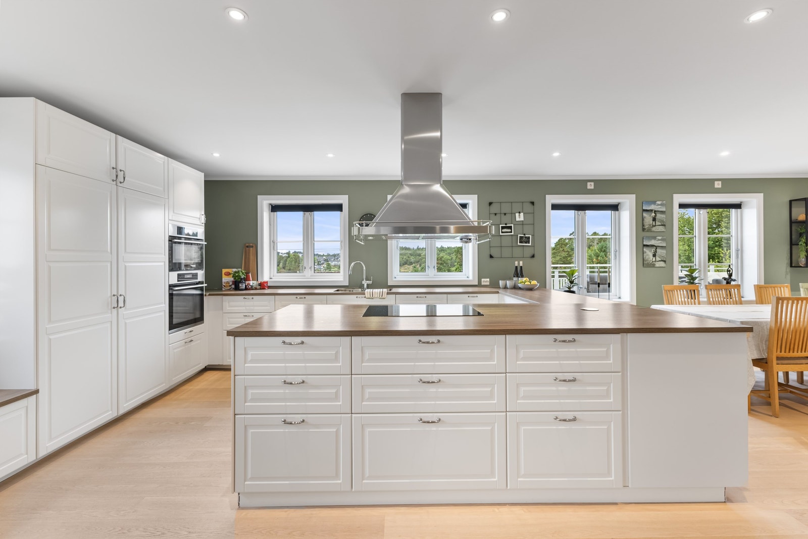 Stilrent og delikat - integrert koketopp, stekeovn, kombiovn, kjøleskap og oppvaskmaskin Galleribilde