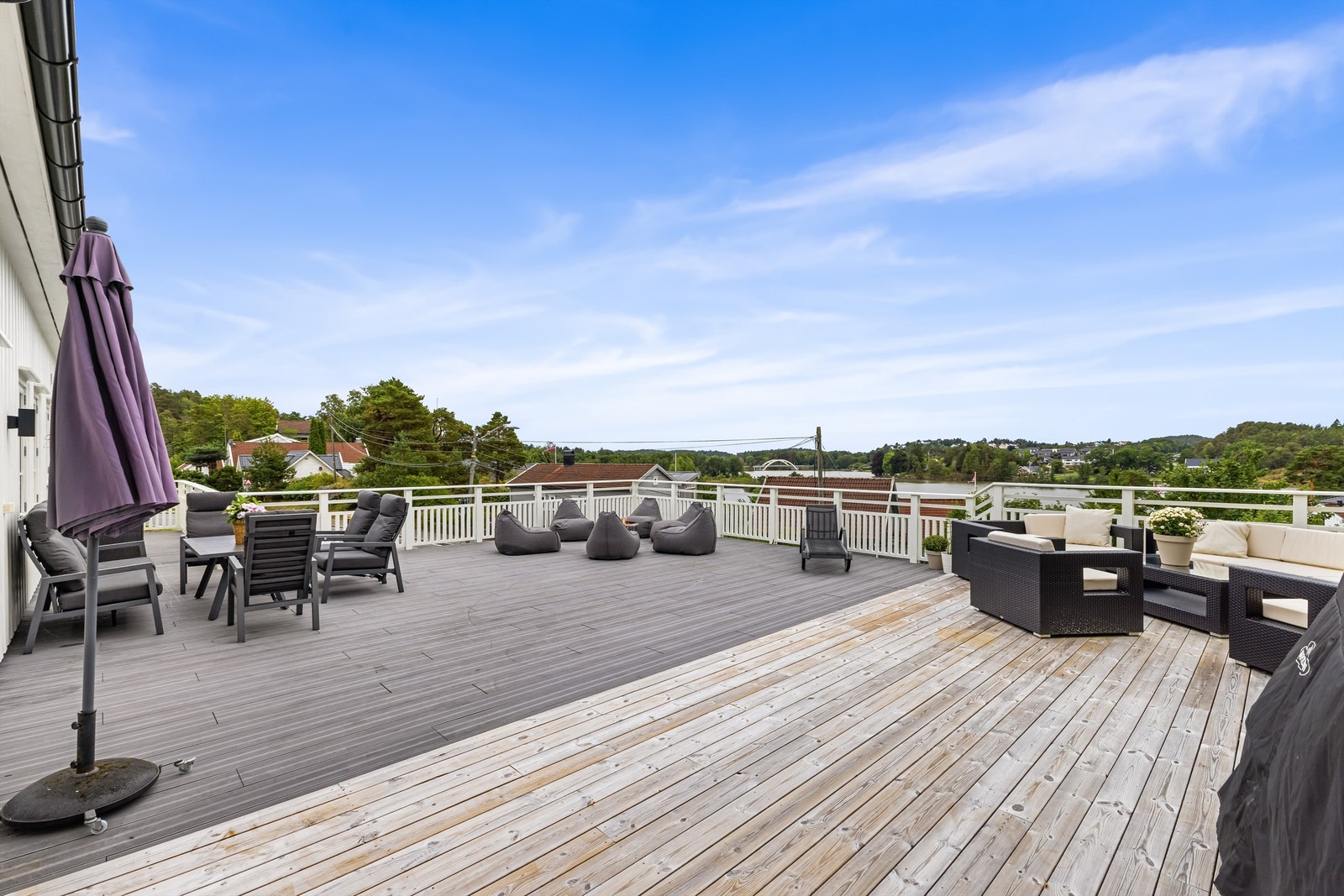 Fra den store verandaen er det fin utsikt mot elva og det livlige båtlivet som preger området om sommeren. Galleribilde