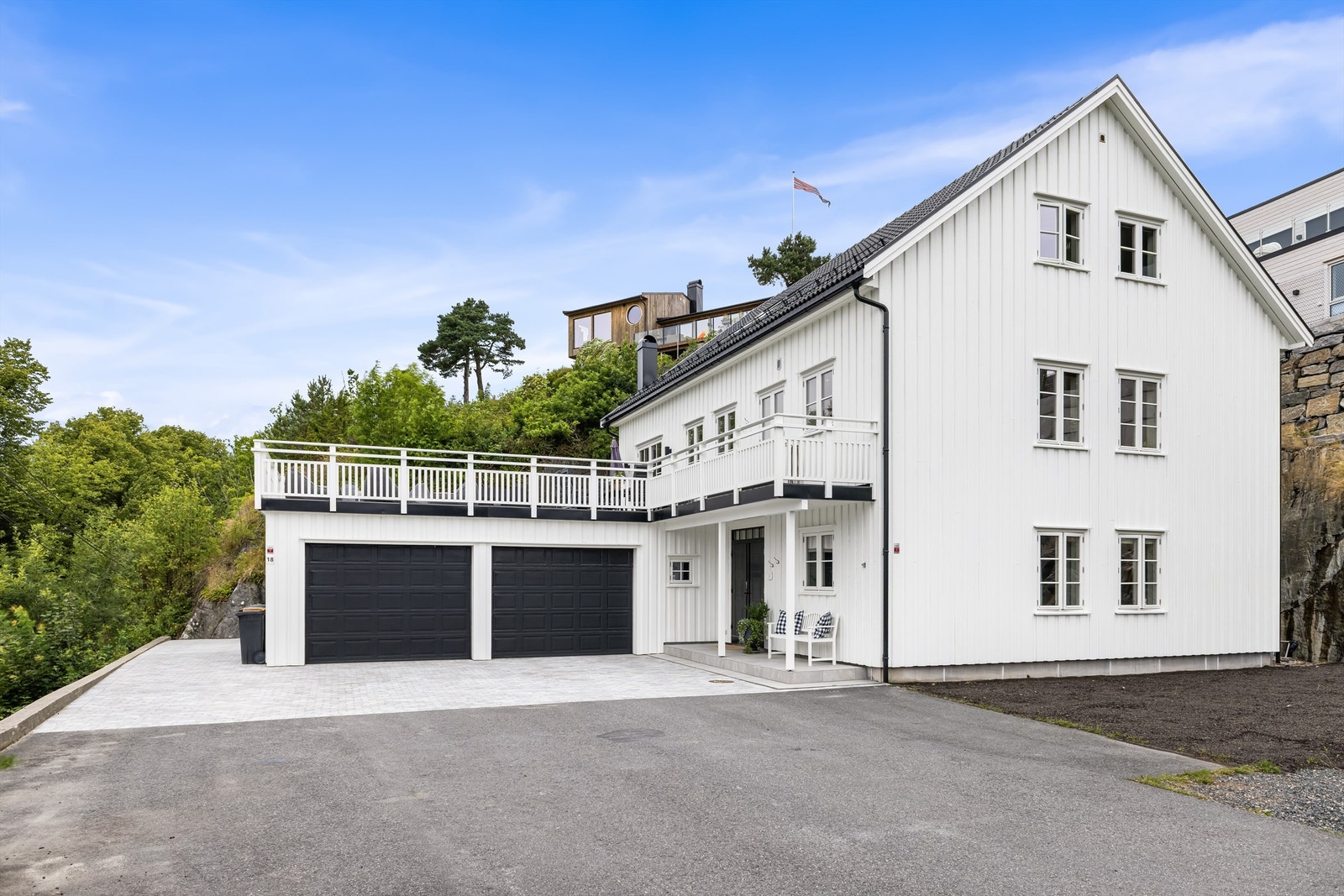 Stilren og innbydende bolig. Hageflekk ved siden av huset er i dag beplantet med plen Galleribilde