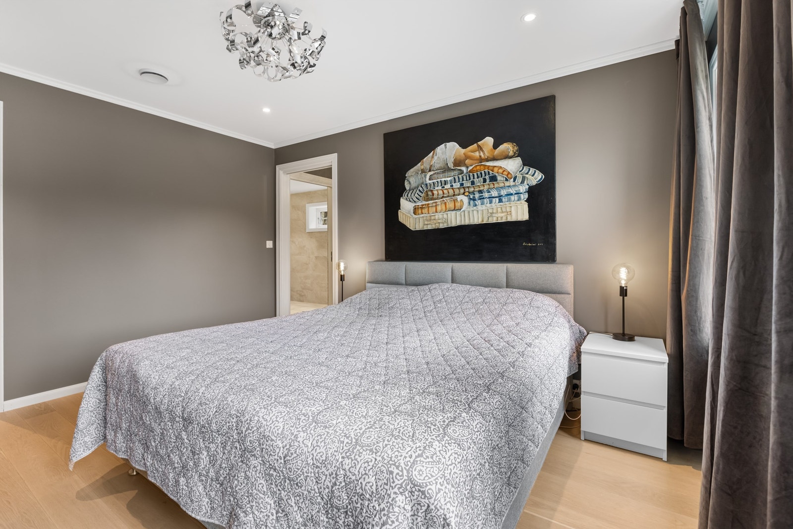 Hovedsoverom 1. etasje med garderoberom og bad på innsiden Galleribilde