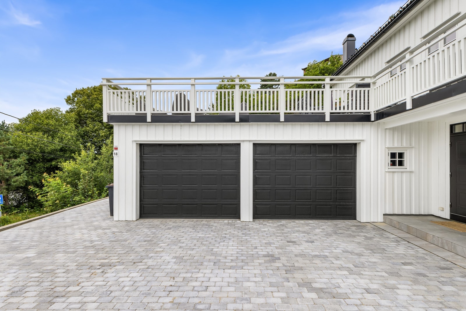 Dobbel garasje med to porter. Pent og praktisk opparbeidet tomt med belegningsstein Galleribilde
