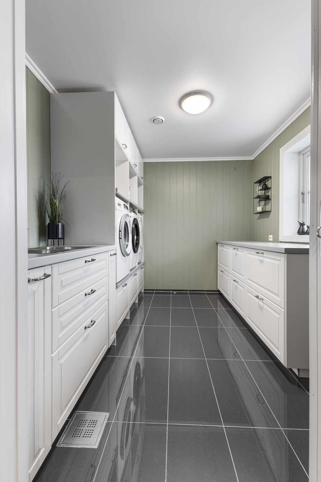 Innholdsrikt og fint vaskerom i 1. etasje Galleribilde