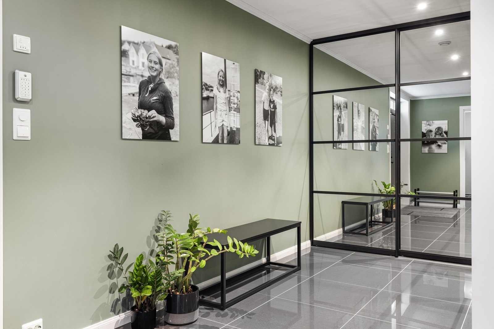 Hall med skyvedørsgarderobe Galleribilde