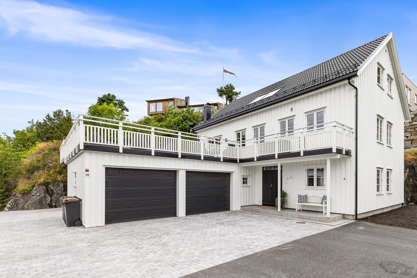 Tangen Allè 18 - En romslig og flott enebolig solrikt beliggende nær elva på en lettstelt tomt. Galleribilde