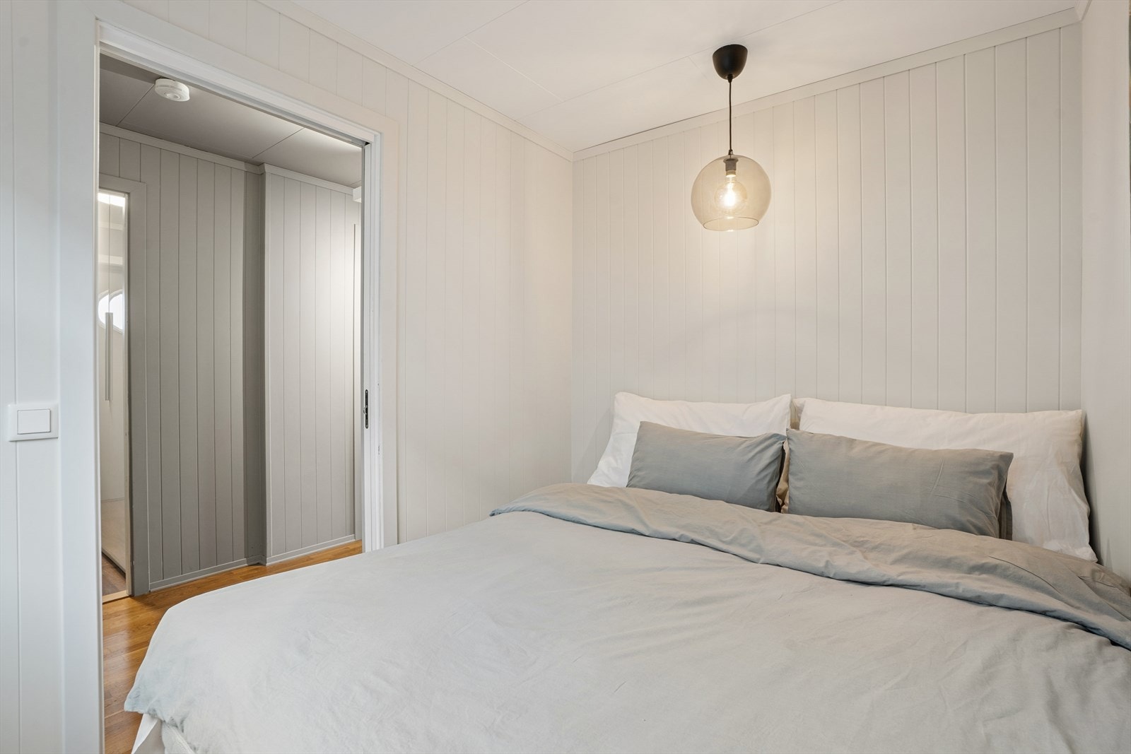 Soverommet har plass til dobbeltseng og er adskilt fra den interne boden med en lettvegg. Galleribilde