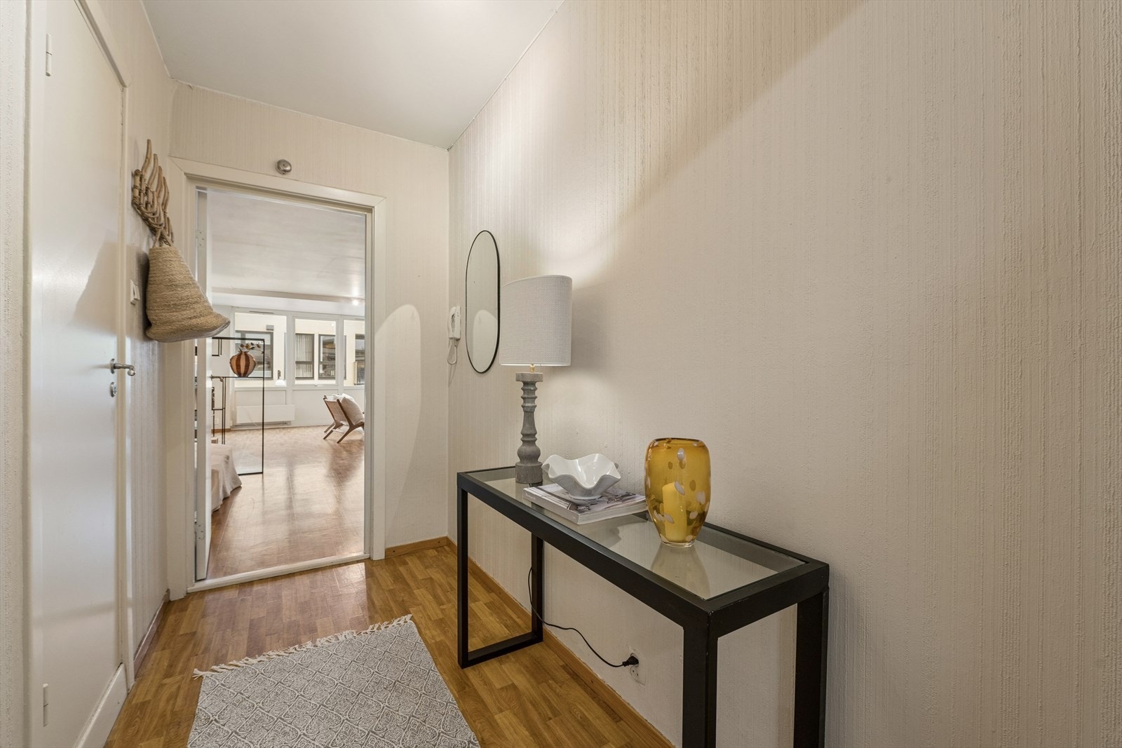 Innenfor hoveddøren gir entreen et godt førsteinntrykk, og som får deg til å følge deg hjemme fra første stund. Galleribilde