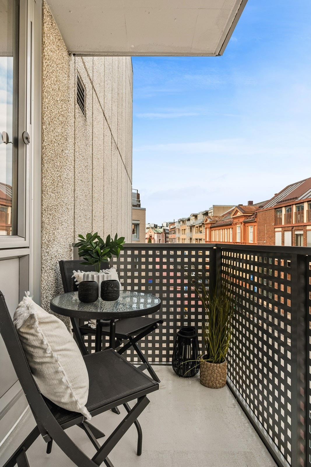 Adkomst til balkongen skjer via en aluminiums balkongdør fra 2020, som sikrer god isolasjon. Galleribilde