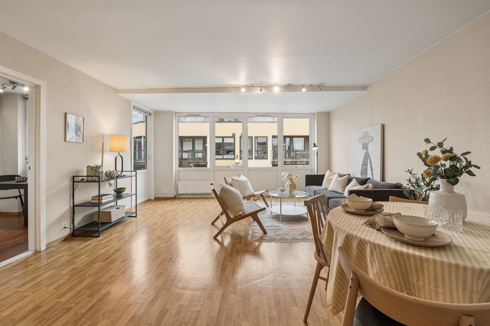 Plass til spisebord gjør stuen til et samlingspunkt for måltider. Galleribilde