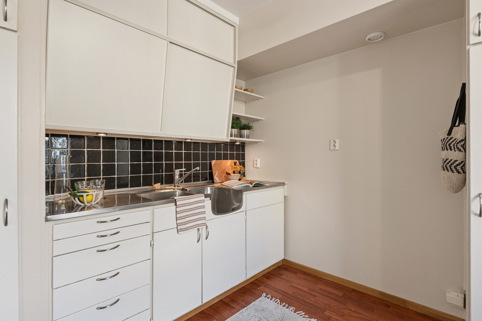 Godt med skap- og benkeplass. Galleribilde