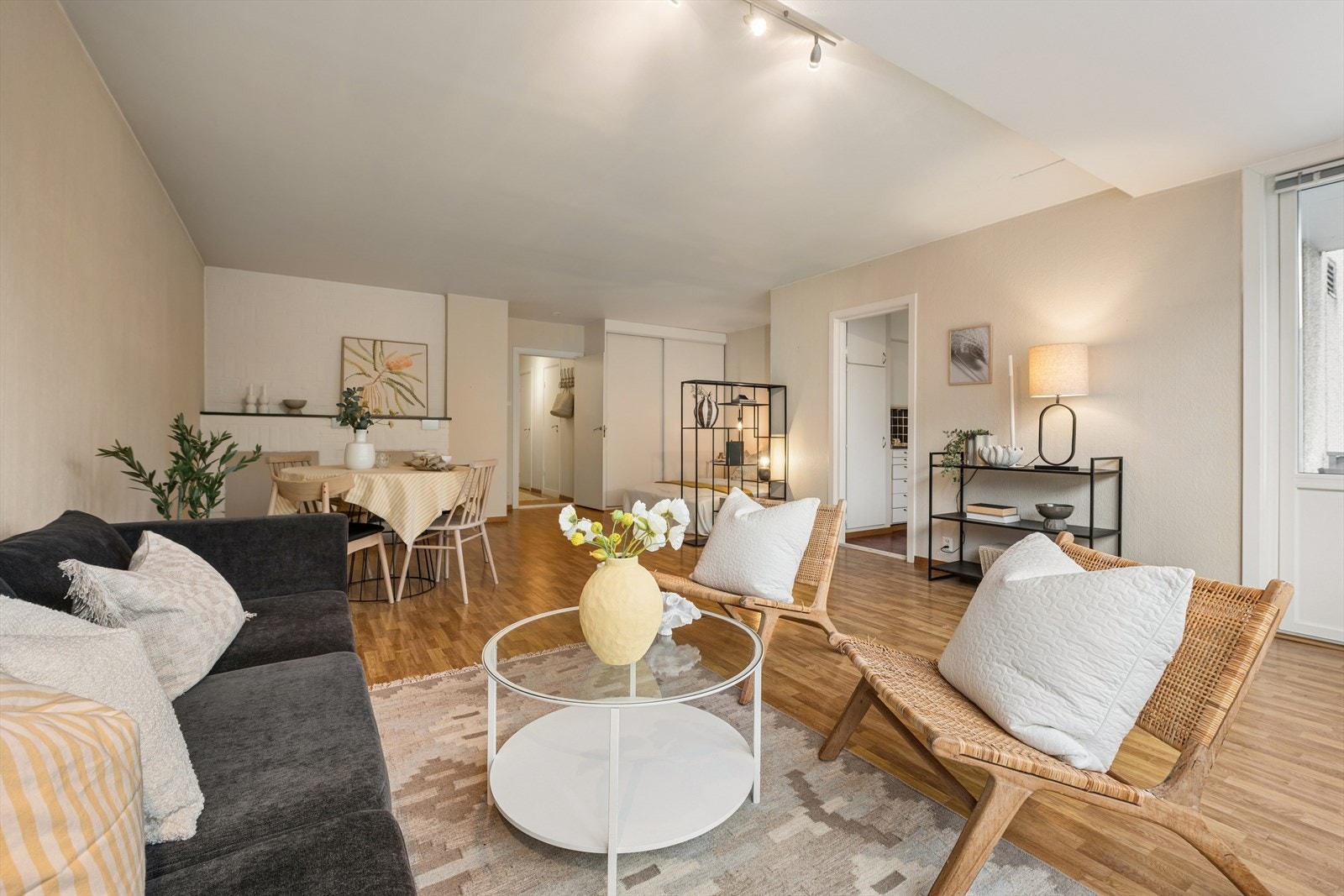 Malt tapet og gulvbelegg gir en enkel og vedlikeholdsfri overflate. Galleribilde