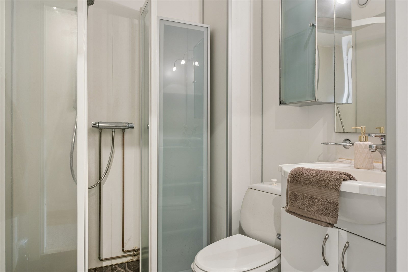 Baderomsplater på veggene gir en ren og vedlikeholdsfri overflate. Galleribilde