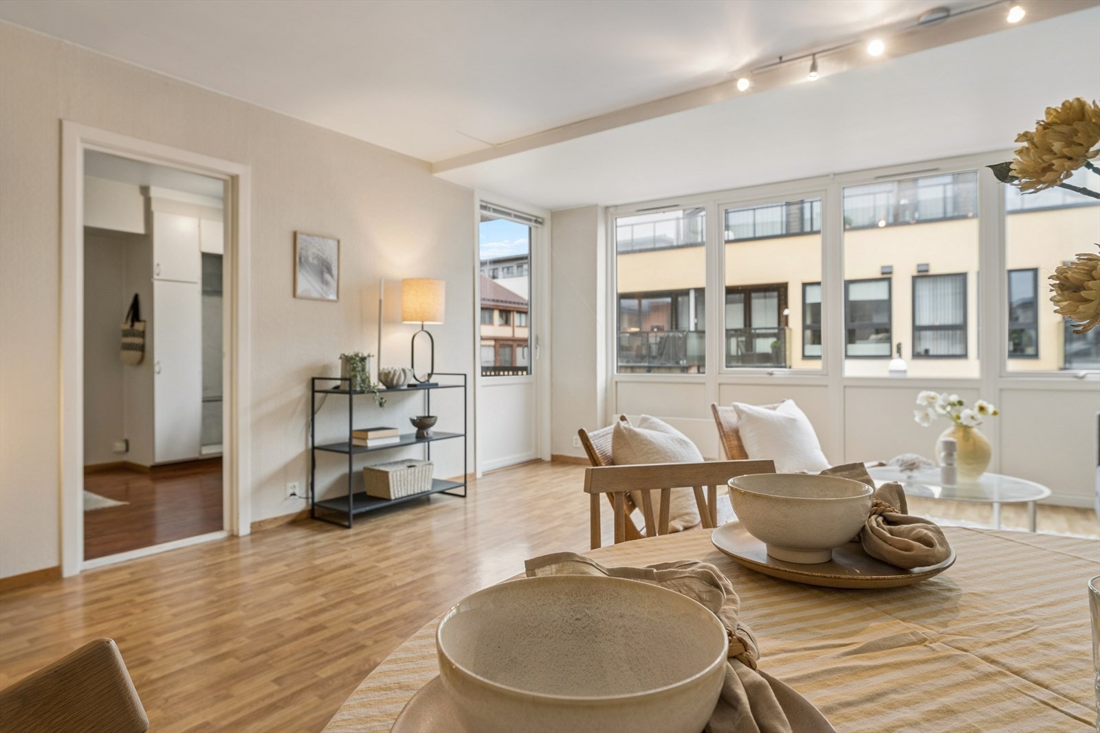 Fra stuen er det utsikt til omkringliggende bygninger. Galleribilde