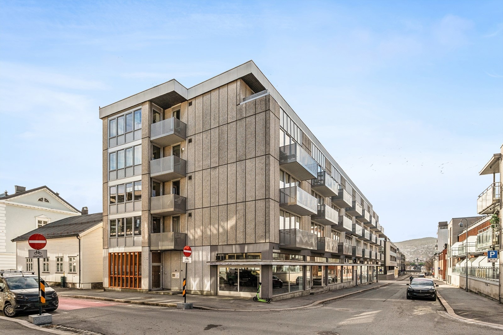 Bygningen har fasadeplater med utfyllende bindingsverk og aluminiumsvinduer med 2-lags glass. Galleribilde