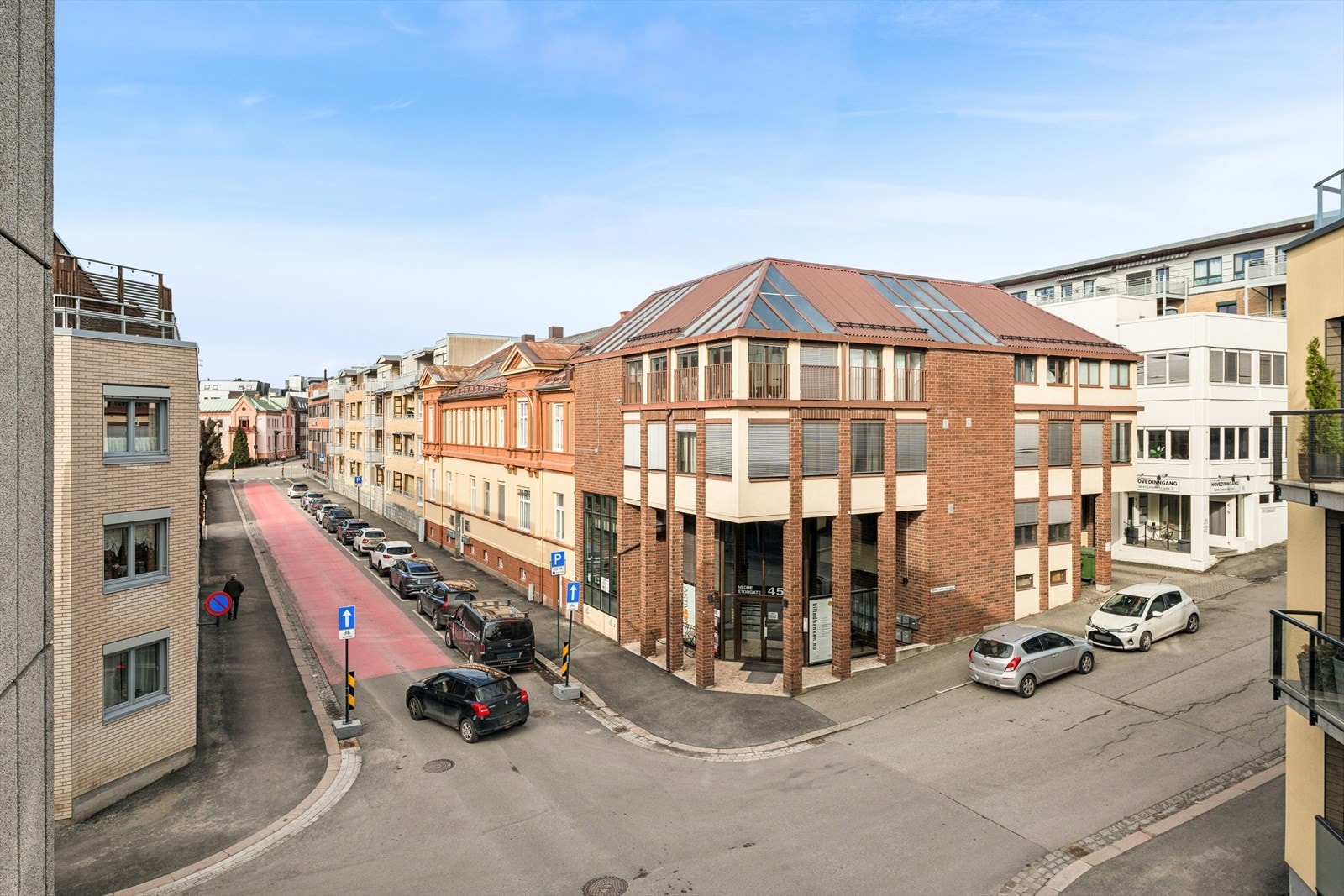 Sentral beliggenhet med kort vei til Drammen sentrum og Brakerøya jernbanestasjon. Galleribilde