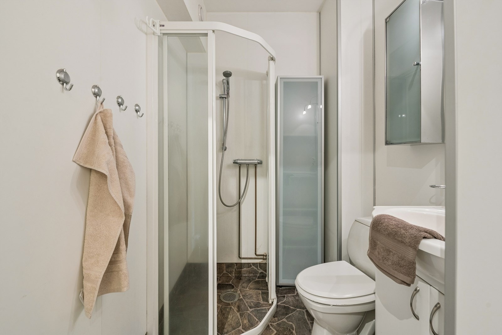 Dusjhjørne med dusjvegger gir praktisk avgrensning av våtsonen. Galleribilde