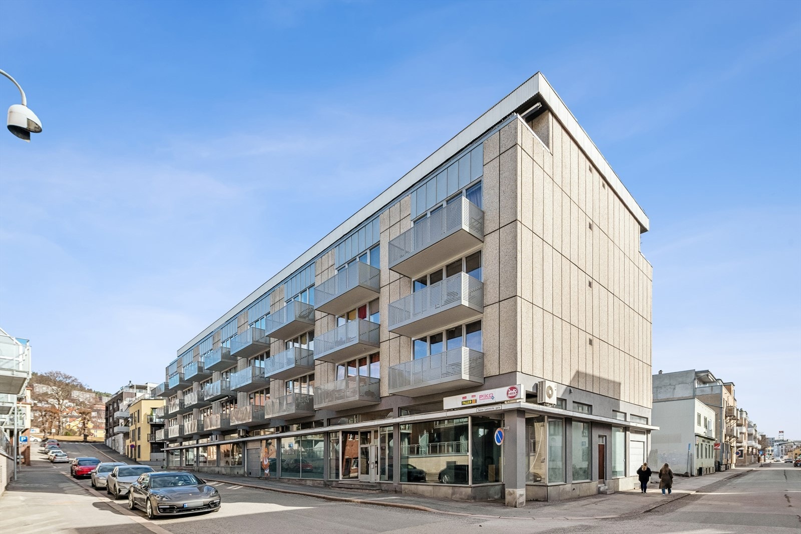 Balkongene er oppført i betongkonstruksjon, med rekkverk av aluminium. Galleribilde