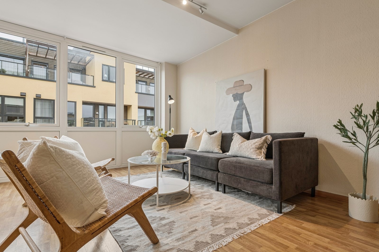 Velkommen til Søren Lemmichs gate 4. Stue med store vindusflater gir godt lysinnslipp. Galleribilde