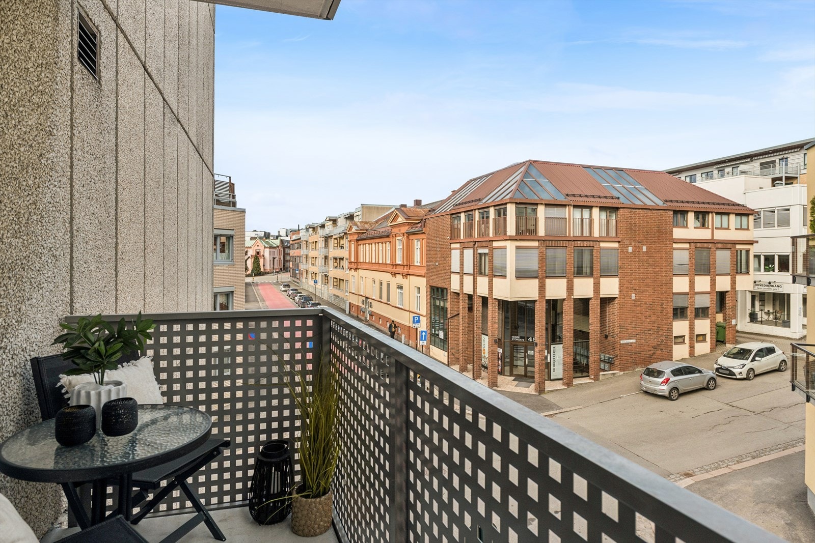 Fra balkongen er det utsikt over nærliggende bygninger, med enkel tilgang til Drammen sentrum. Galleribilde