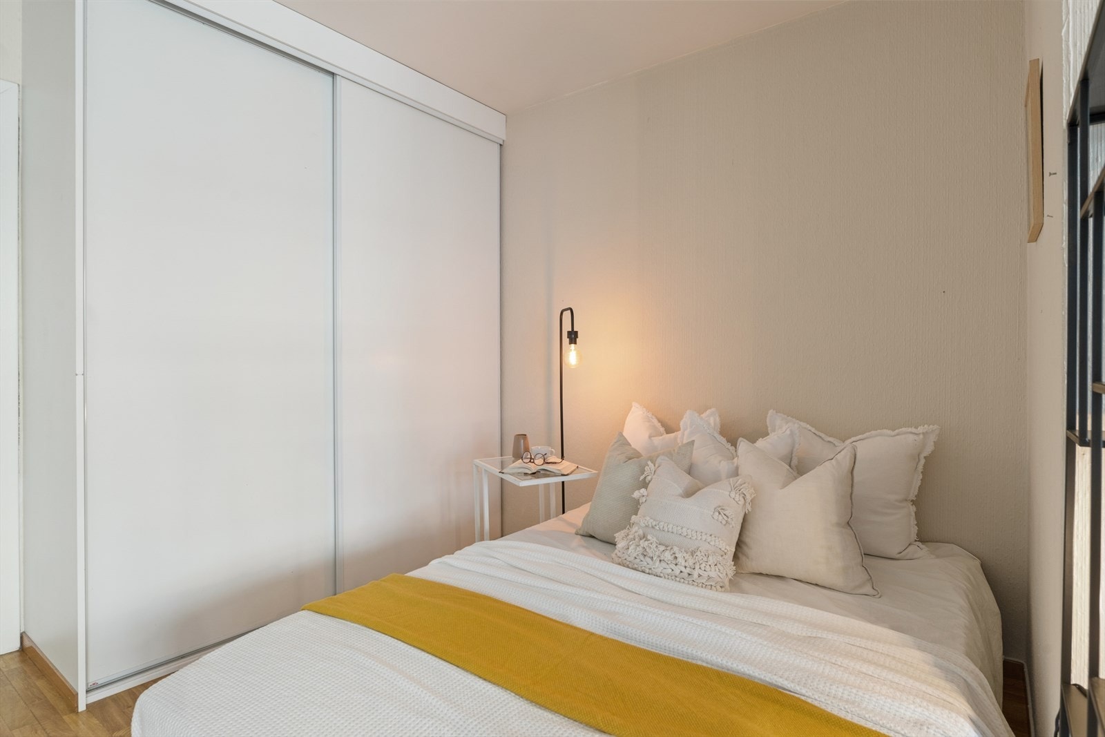 Plass til dobbeltseng og garderobe gir praktisk innredning. Galleribilde