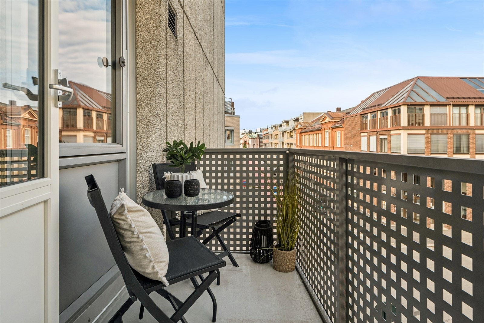 Balkongen har en betongkonstruksjon med aluminiumsrekkverk, oppført i 2025, som gir et moderne uttrykk. Galleribilde