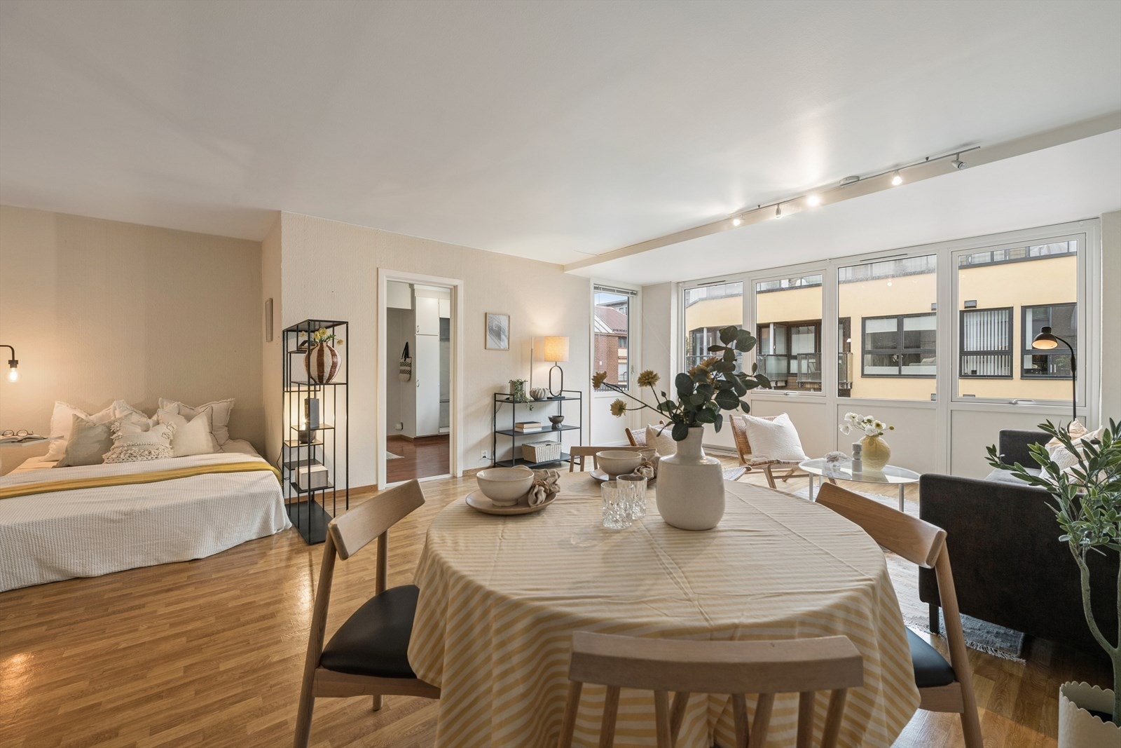 Spiseplassen - her kan du dekke på og invitere inn til sosiale sammenkomster og hyggelige måltider. Galleribilde