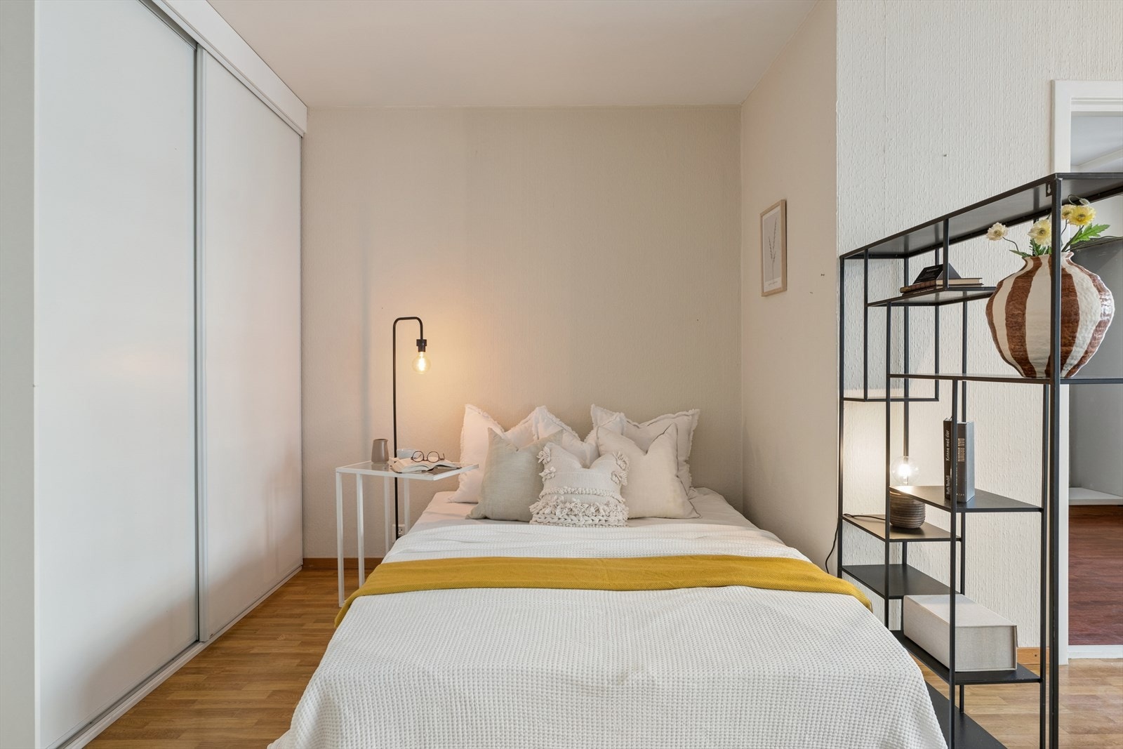 Sovealkove med skyvedørsgarderobe gir effektiv oppbevaringsløsning i rommet. Galleribilde