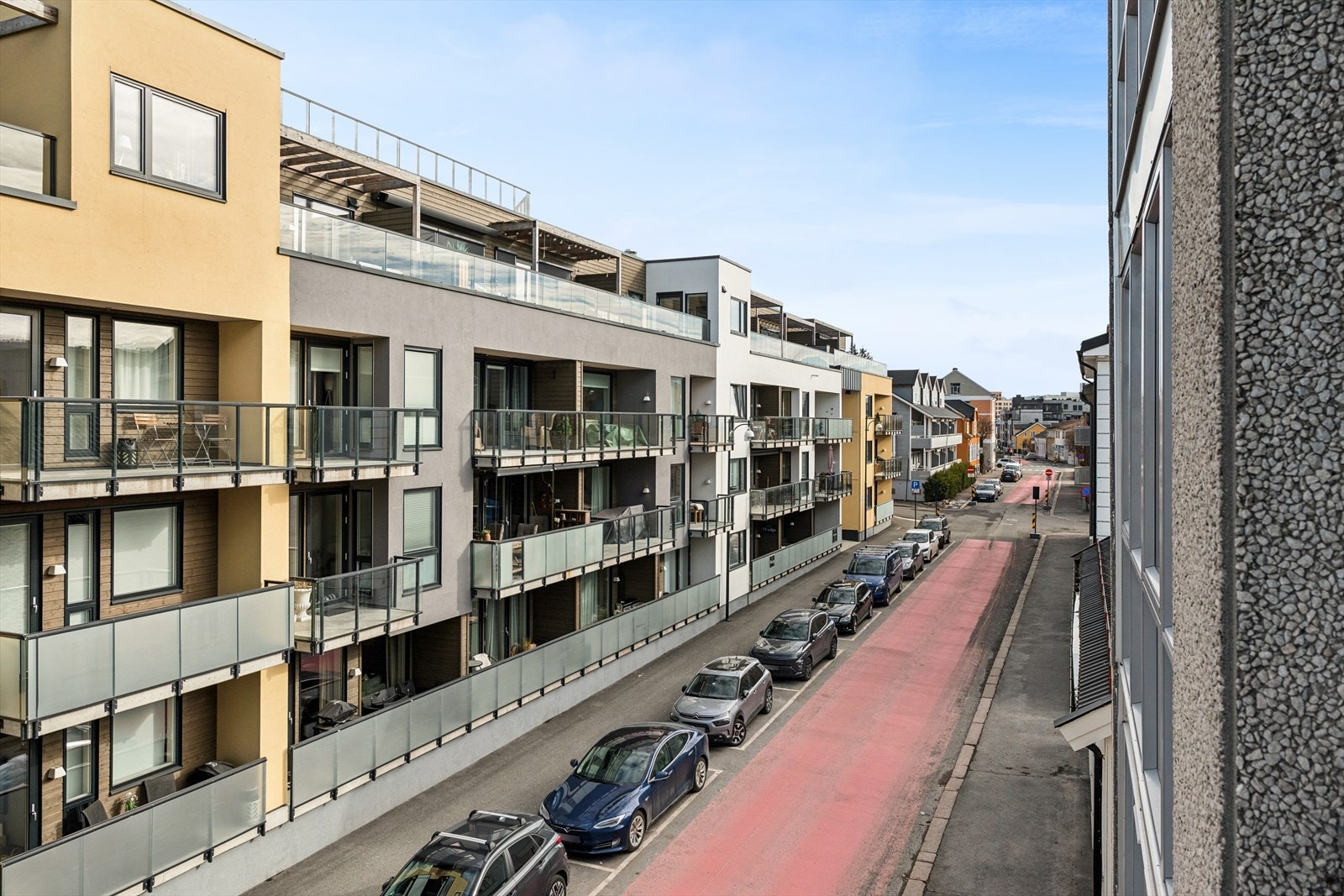 Opparbeidede fellesarealer med parkering langs vei gir enkel tilgang til eiendommen. Galleribilde