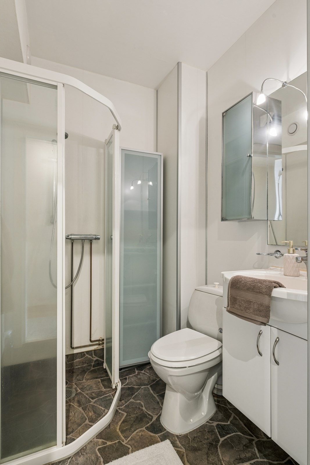 Innredning med nedfelt servant og toalett gir en kompakt løsning. Galleribilde