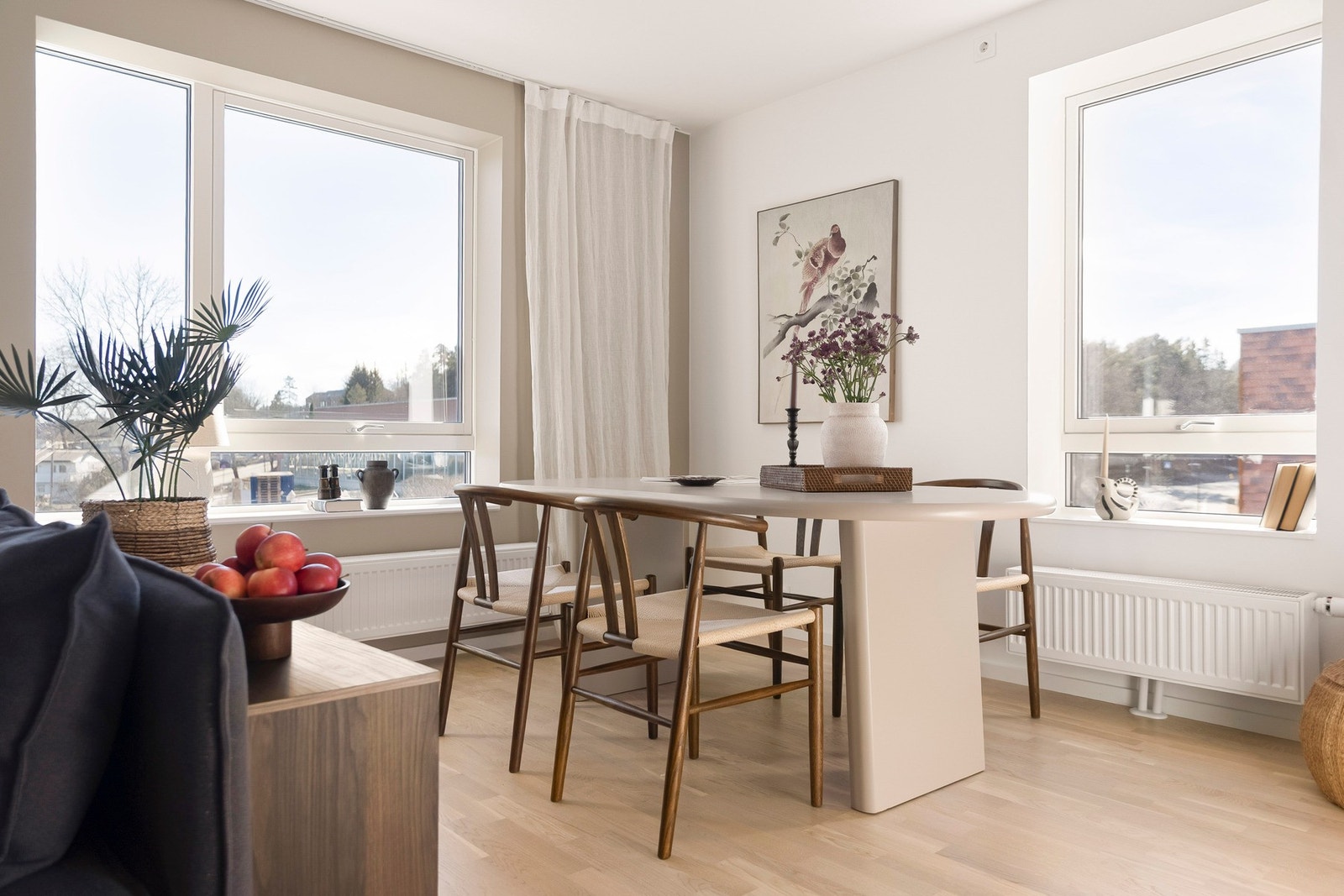 I tilknytning til stue og kjøkken er det plass til å innrede med langbord eller annen ønsket spisegruppe Galleribilde