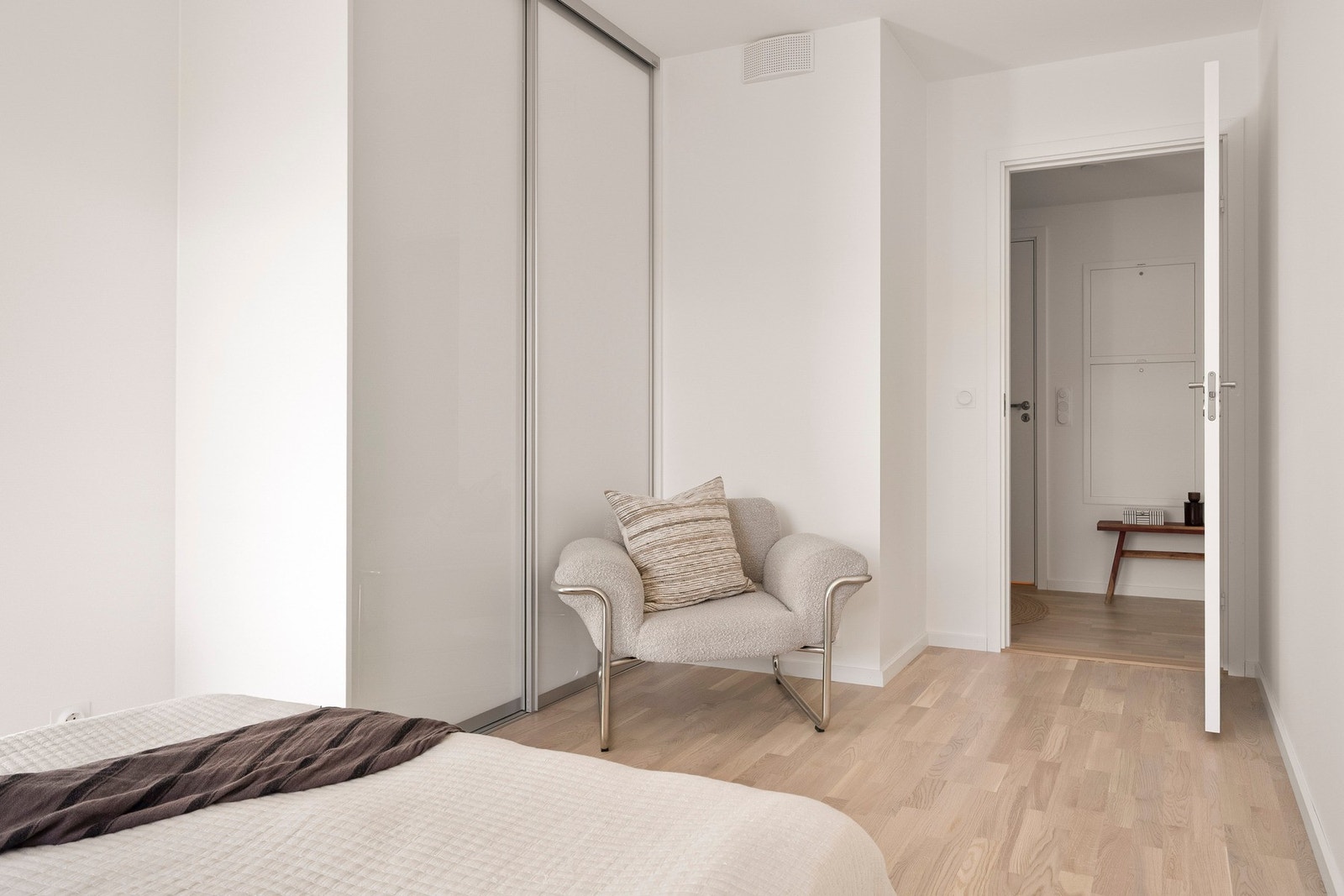 Det er også garderobe langs den ene veggen. Galleribilde