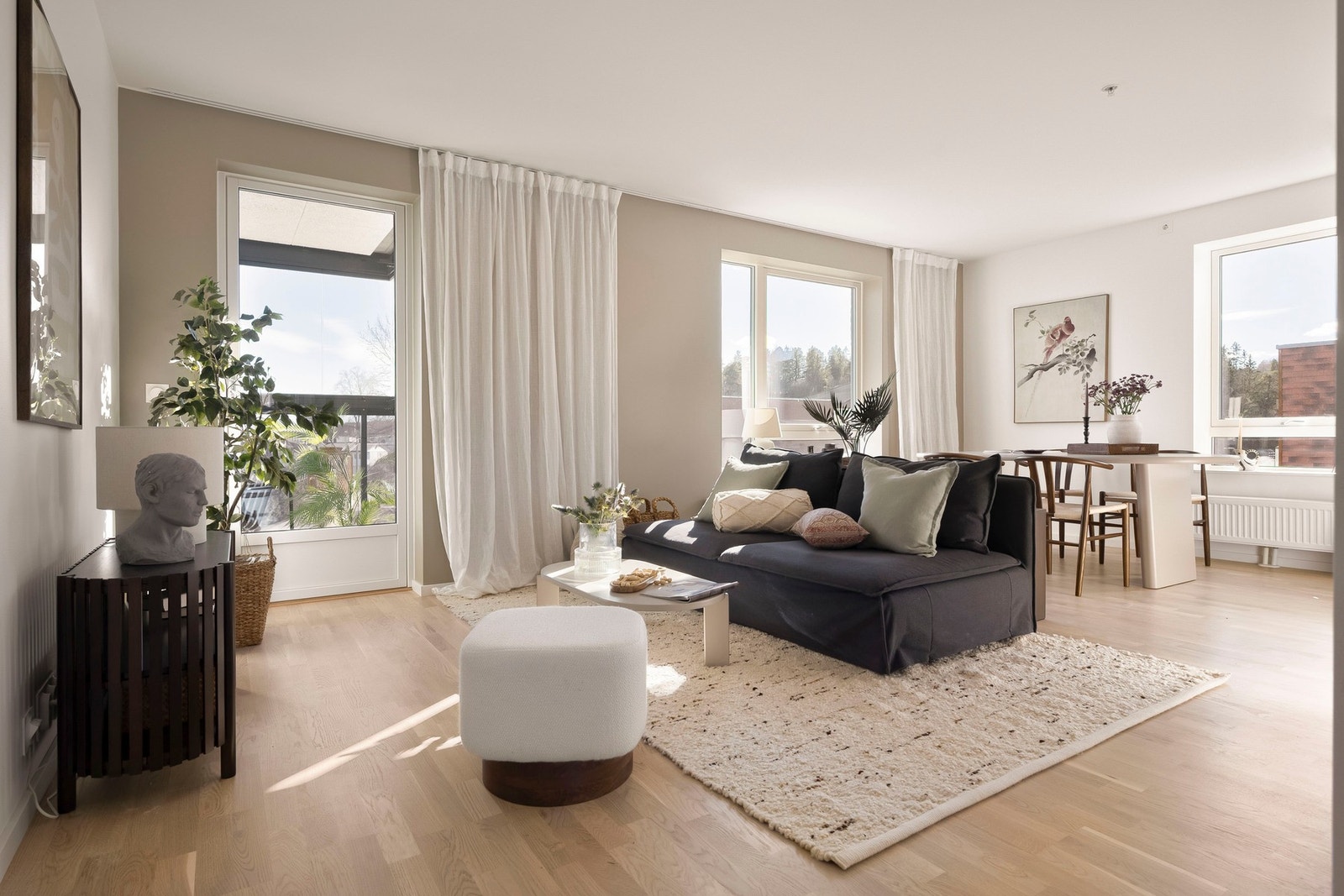 Her har du god plass til sofa og TV med tilhørende møblement Galleribilde