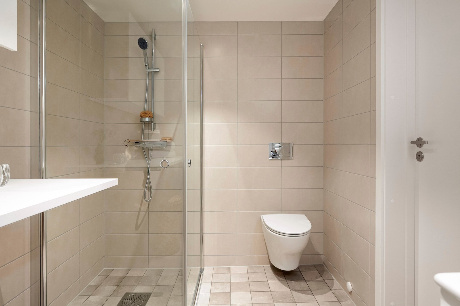 Moderne bad med tidløs design. Galleribilde