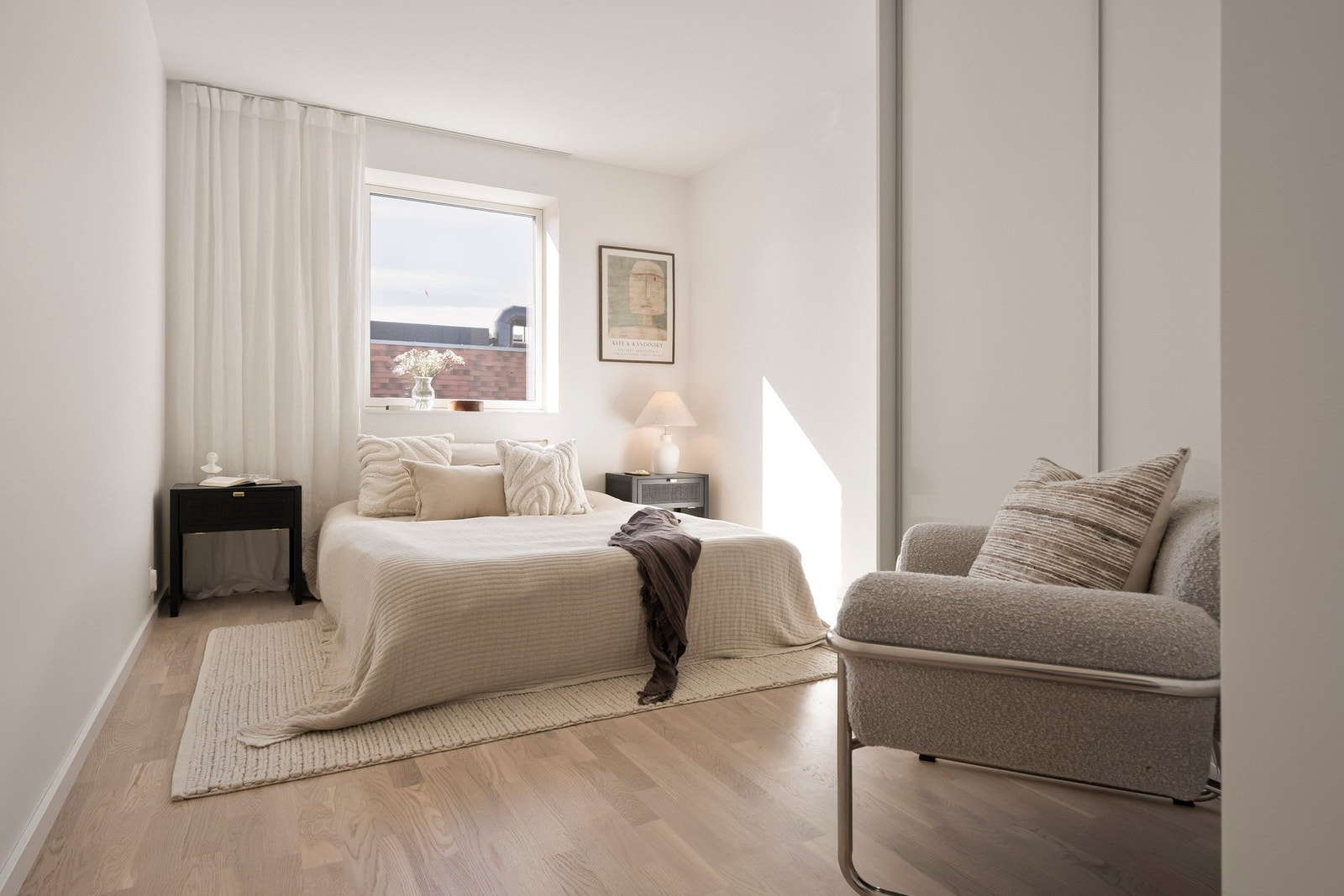 Hovedsoverommet som har god plass til dobbeltseng og nattbord. Galleribilde