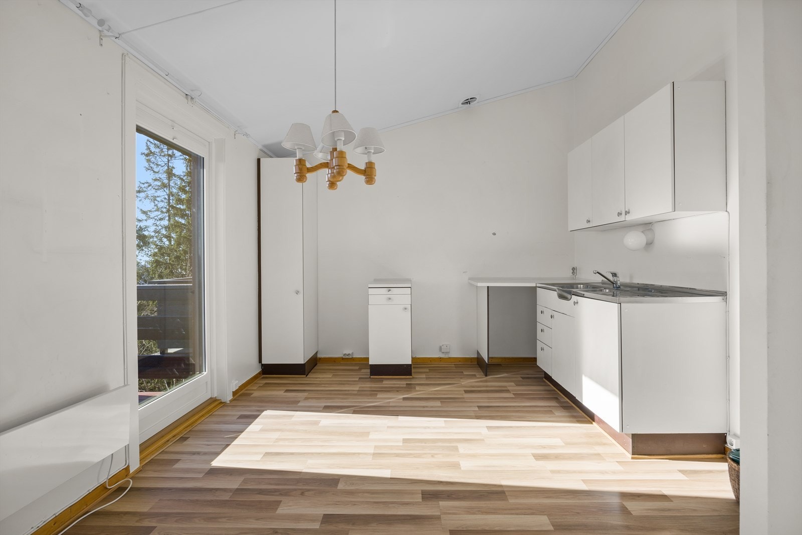 Fra kjøkkenet er det direkte utgang til en veranda på 7 m². Terrassedøren er fra 2014. Galleribilde