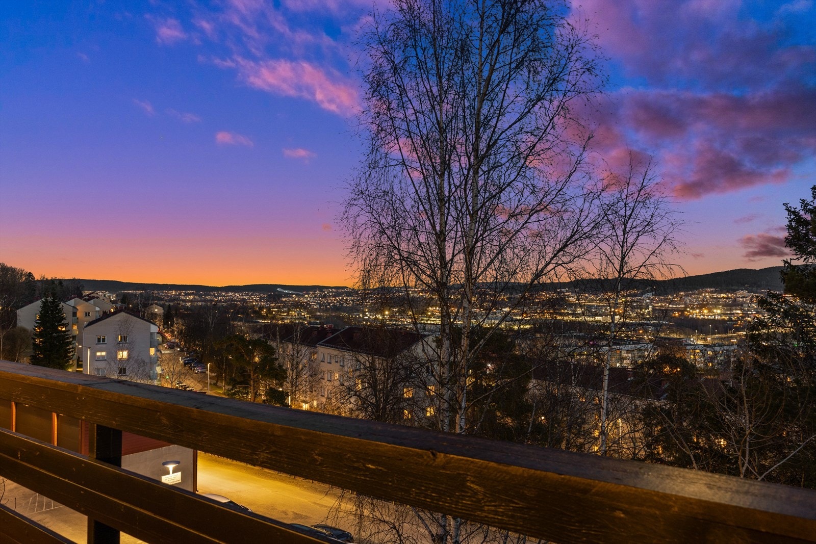 Utsikt over byens lys fra verandaen. Galleribilde