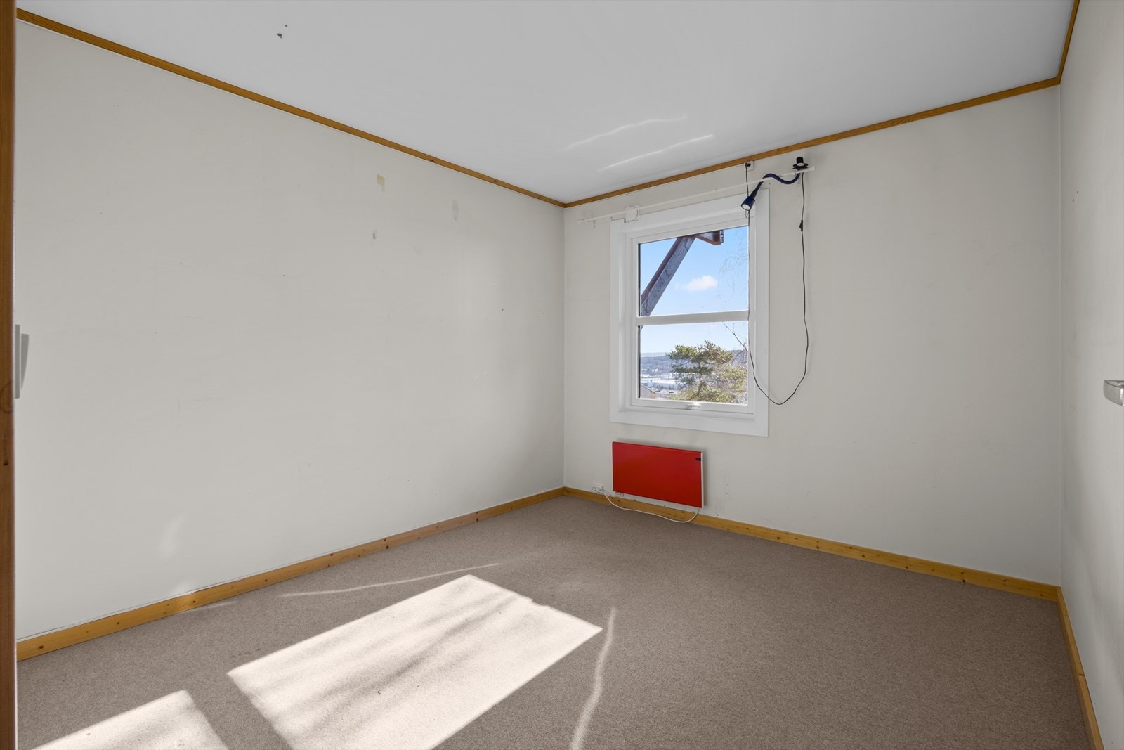 Det ene av to soverom i underetasjen. Rommene har en takhøyde på ca. 2,38 meter. Galleribilde