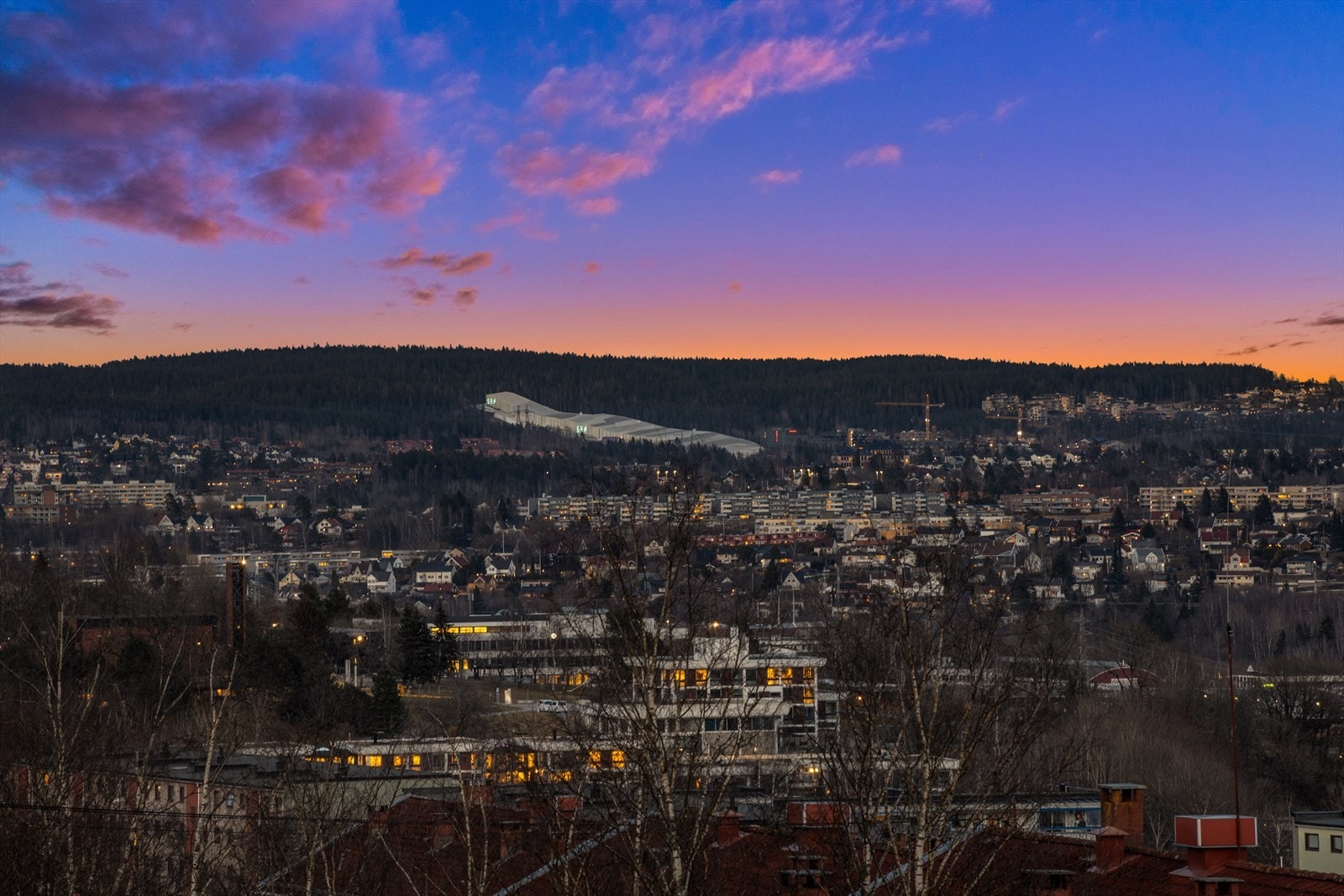Utsikten strekker seg mot Linderudkollen og SNØ. Galleribilde