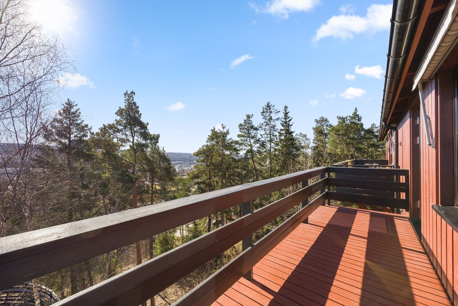 Et familievennlig rekkehus med en høy og fri beliggenhet på Tonsenhagen, med utsikt over Groruddalen. Galleribilde